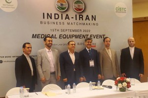 Parto Negar Persia şirketinin Hindistan'daki tıbbi ekipman fuarının oturum aralarında Hintli şirketlerle iş toplantısı
